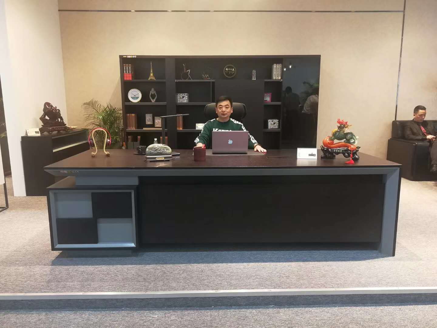 辛兆波董事長參加廣州國際家具展并簽訂大訂單，更好的服務(wù)客戶